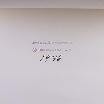 Royal photograph, King Carl XVI Gustaf och drottning Silvia, signed and dated 1977. Photo signed Claës Lewenhaupt.