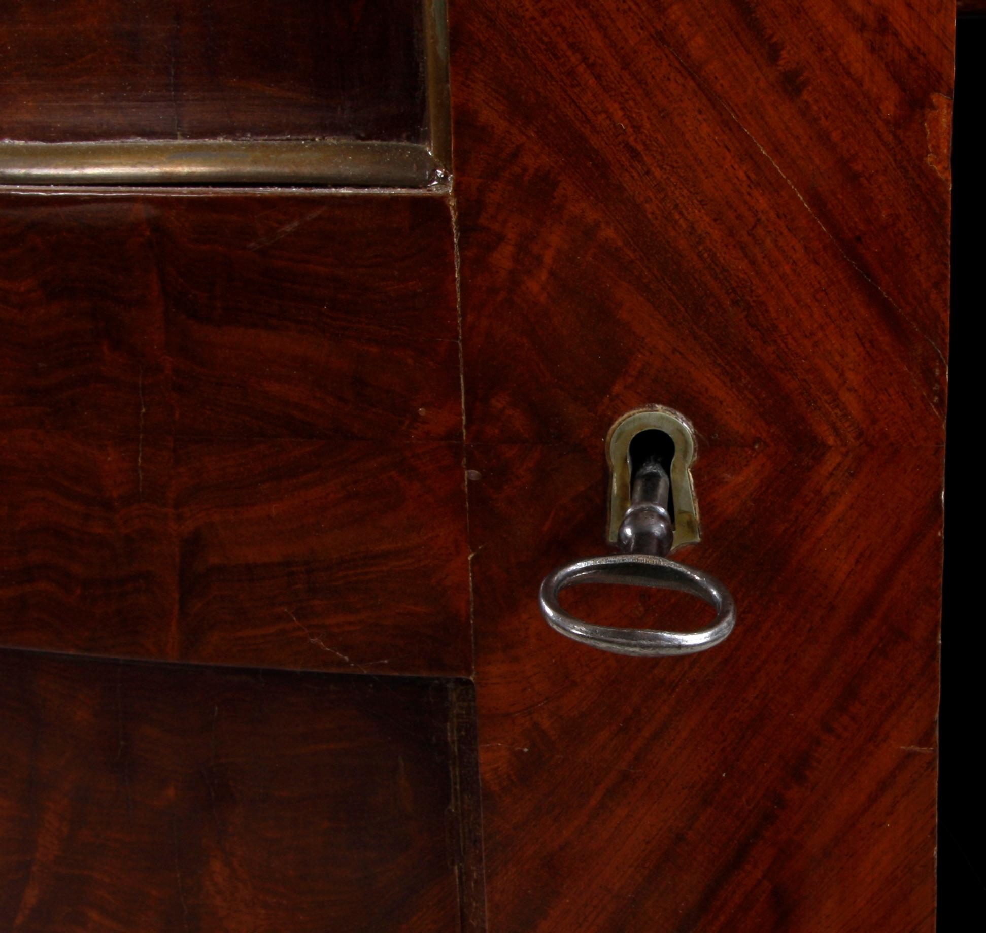 HÖRNSKÅP, sannolikt stockholmsarbete, Karl Johan, 1800-talets första hälft.