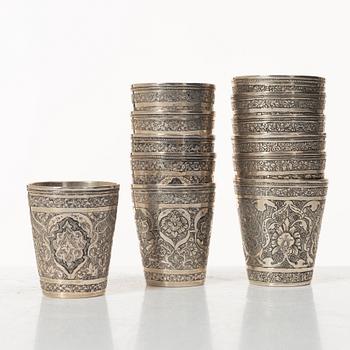 Supkoppar, 12 st snarlika, silver, Persiska, 1900-talets första hälft. Totalvikt436 gram.