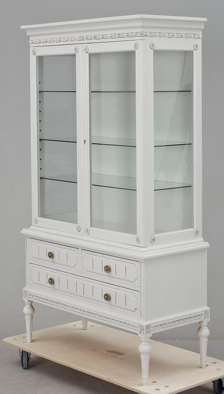 VITRINSKÅP, gustaviansk stil, 1900-tal.