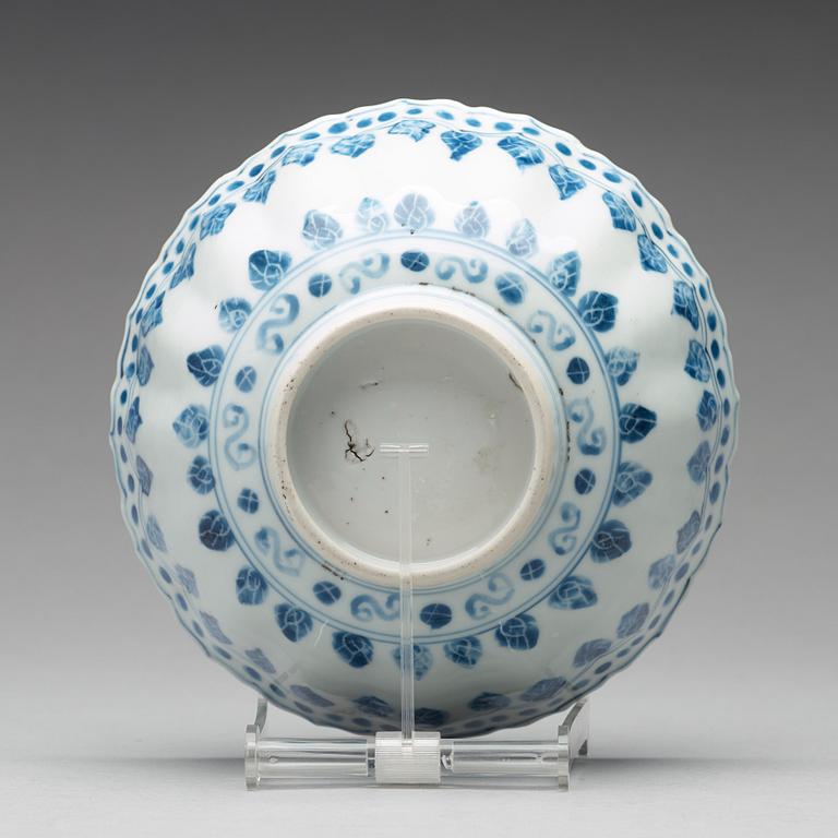 A blue and white bowl, 17th Century.