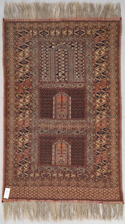 A Tekke patterned semiantik oriental carpet, 185x120 cm.