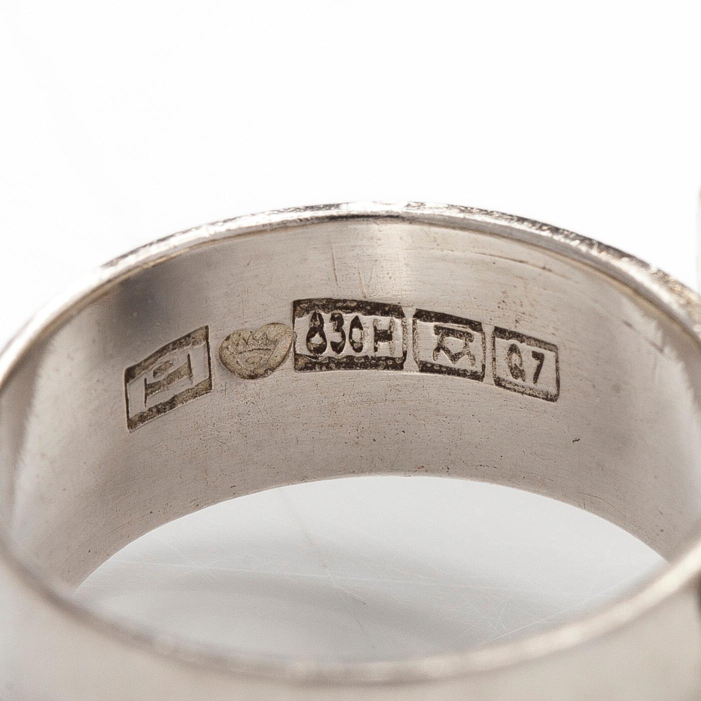 Pentti Sarpaneva, sormus, hopeaa. Turun Hopea, Åbo 1969.