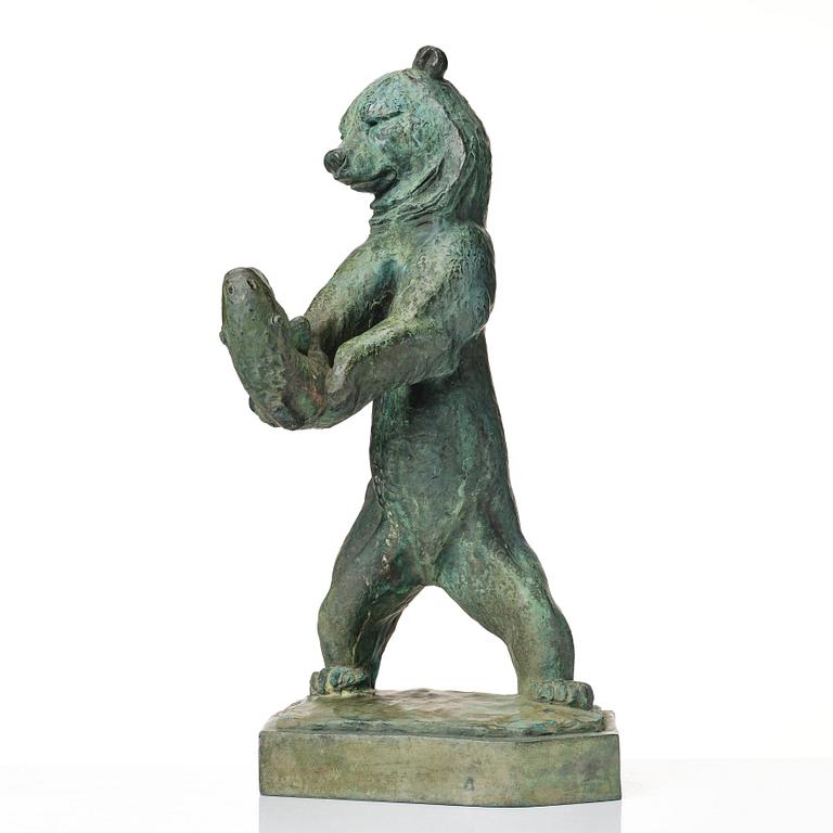 Jussi Mäntynen, Standing bear with a fish.