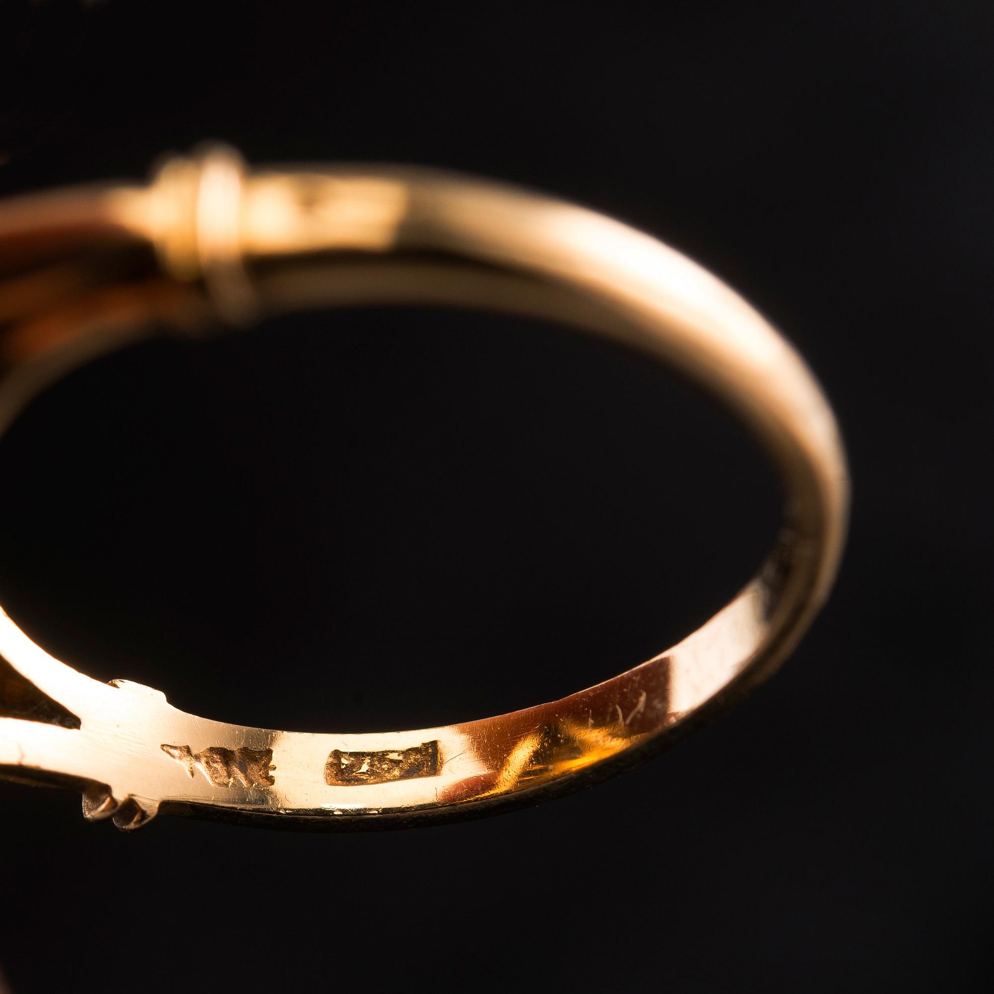 A RING, brilliant- and old cut diamonds c. 0.80 ct. 18K gold. Mid 1900 s. Size 17, weight 4,5 g.