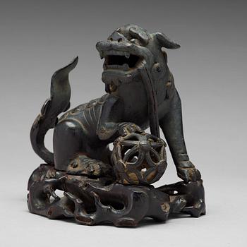 595. A bronze figure of a buddhist lion, Qing dynasty, 19th Century.