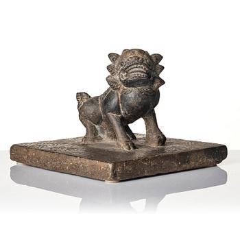 Pappersvikt, sten. Troligen sen Mingdynasti.