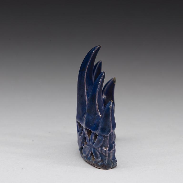 A blue glazed brush rest, Qing dynasty, 19th Century.