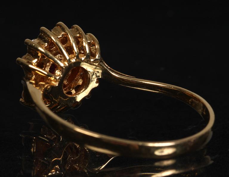 RING, 18 K guld, med tolv briljanter samt en rubin.