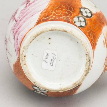 A SET OF 3 CHINESE PORCELAIN FROM THE 18/19TH CENTURY.