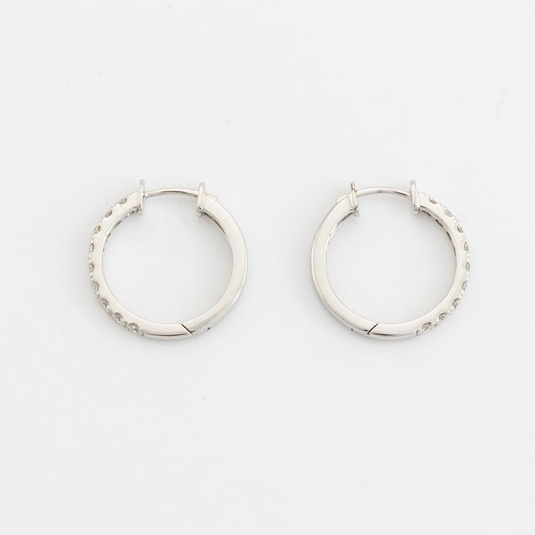 Örhängen, kreoler med briljantslipade diamanter.