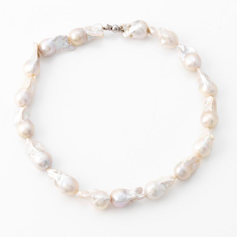 Necklace with cultured baroque-shaped freshwater pearls, clasp 18K white gold.