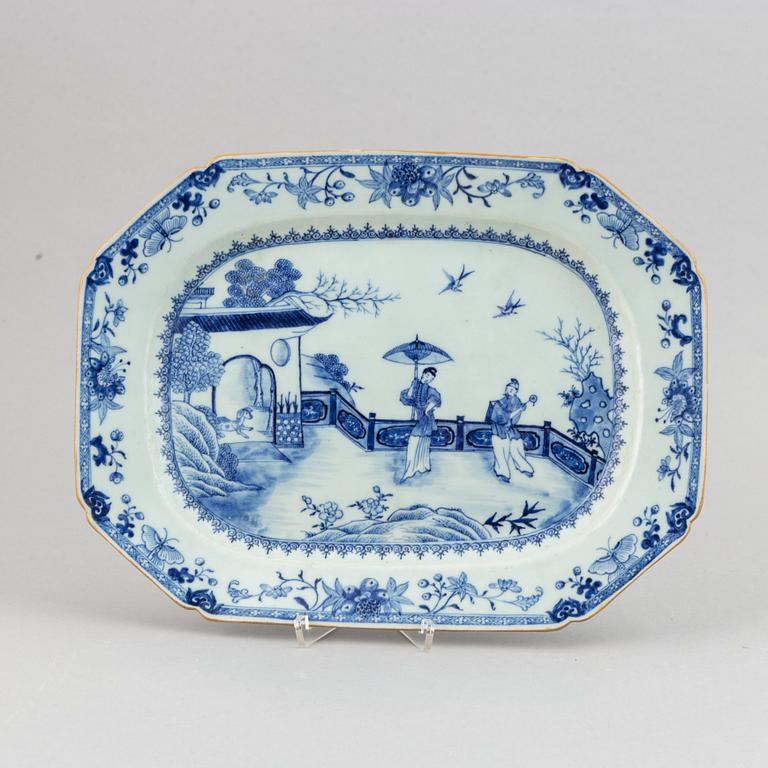 A blue and white serving dish, Qing dynasty, Qianlong (1736-95).