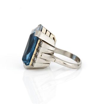RING, med syntetisk blå spinell, ca 38 ct, och åttkantslipade diamanter, totalt ca 0,20 ct, MKS, Stockholm, 1962.