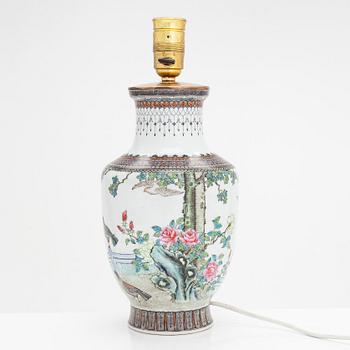 Urna/Bordslampa, porslin, Kina, 1900-tal.