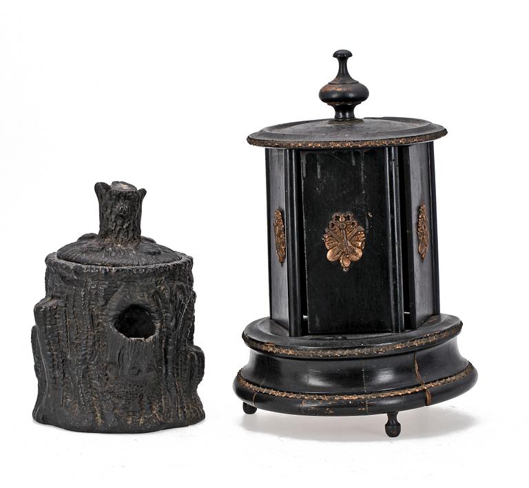 CIGARRSNURRA SAMT TOBAKSBURK, trä resp keramik, 1800/1900-tal.