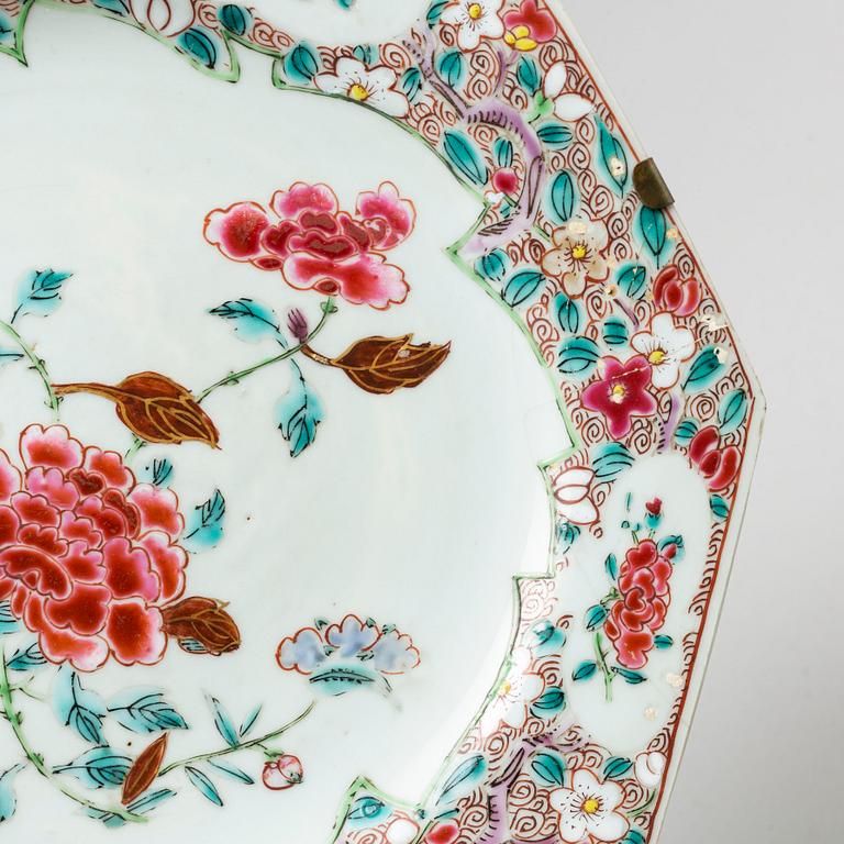 A pair of famille rose export porcelain plates, Qing dynasty, Qianlong (1736-95).