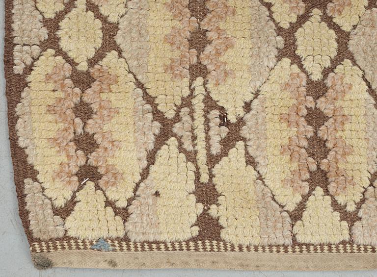 CARPET. Reliefflossa (knotted pile in relief). Signed Brita Grahn.