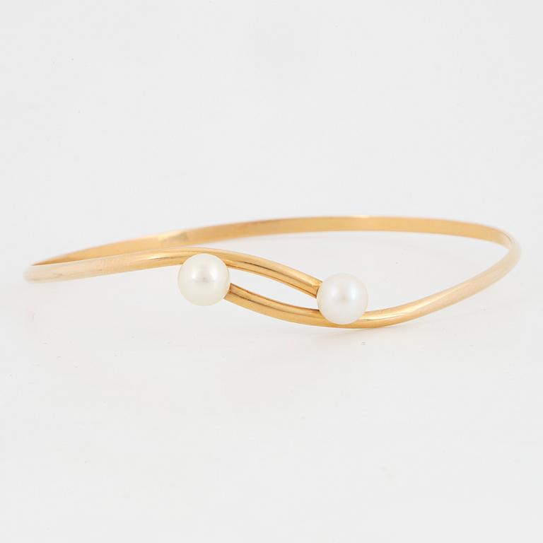 18K gold and cultured pearl bangle.