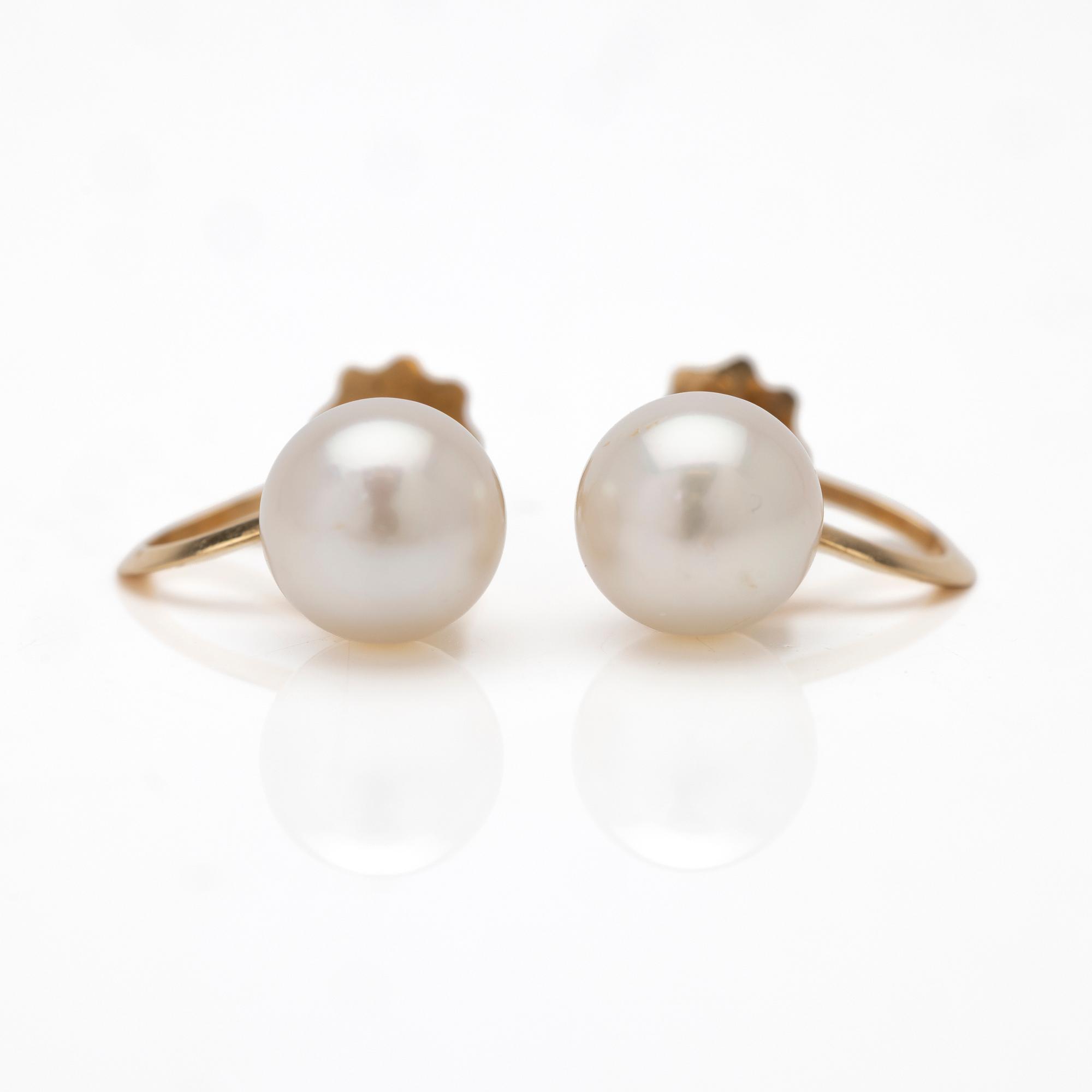 A pair of 18K gold earrings with cultured pearls.