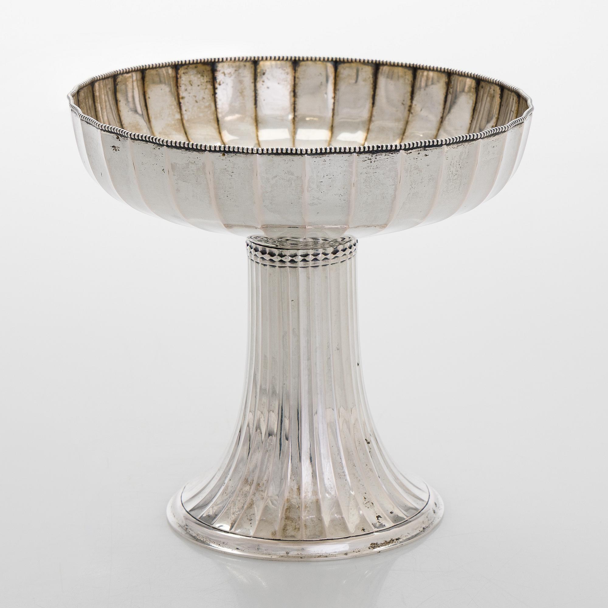 J.C. Klinkosch, jalallinen malja, hopeaa, hovihankkijan leimalla, Wien, 1872–1922.