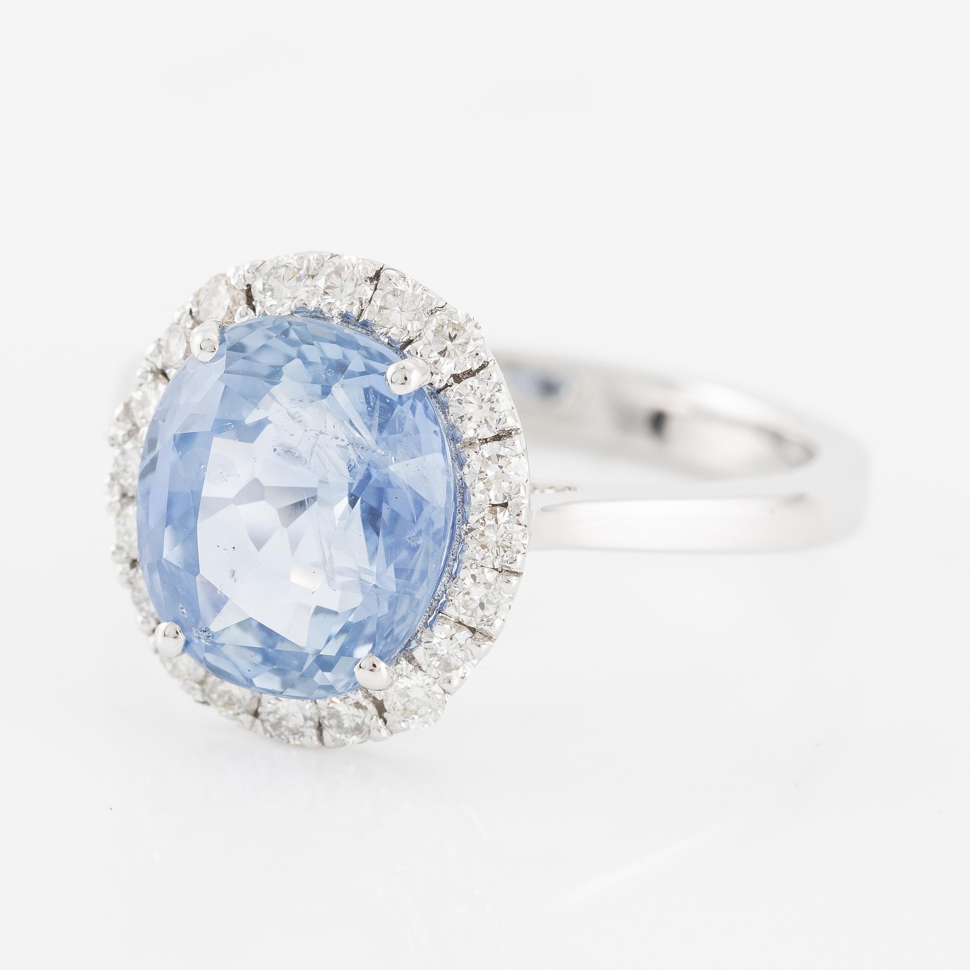 Ring 18K white gold with sapphire and brilliant-cut diamonds.