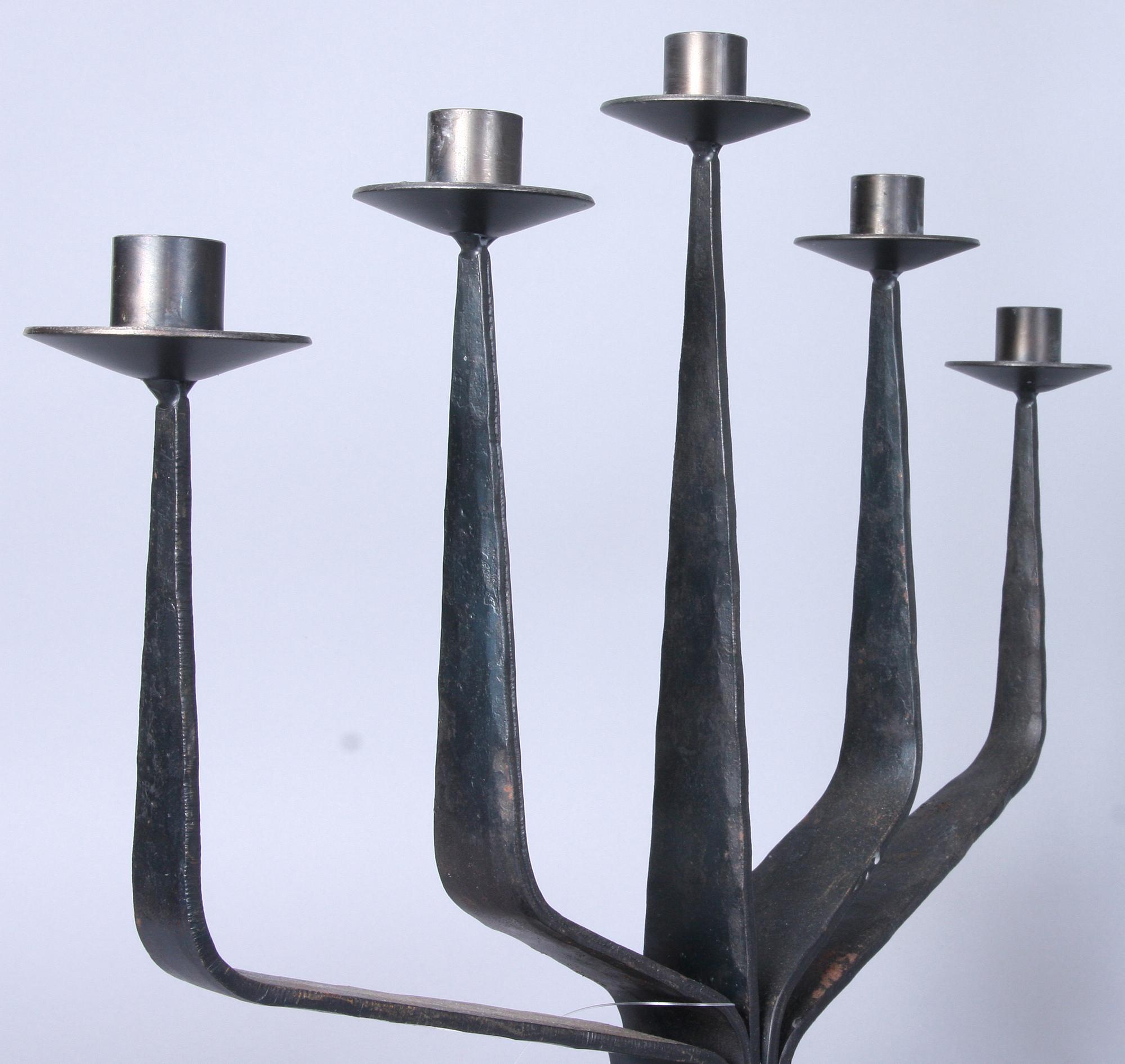 KANDELABER samt LJUSSTAKE, gjutjärn, 1900-tal.