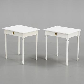 SÄNGBORD, ett par, gustaviansk stil, 1900-talets andra hälft.