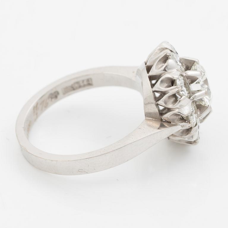 Ring 18K white gold set with round brilliant-cut diamonds.