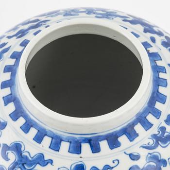 A Chinese blue and white porcelain lidded urn, Kangxi-style, 19th/20th Century.