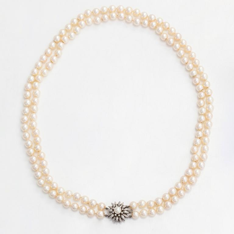 A double-stranded necklace, with cultured Akoya pearls, clasp in 14K white gold with brilliant-cut diamonds. With certif.