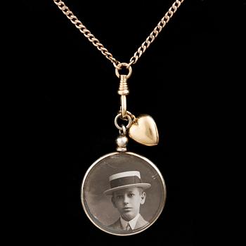 GULDKEDJA, 14 K, med vidhängande fotografier. vikt 27 gram.