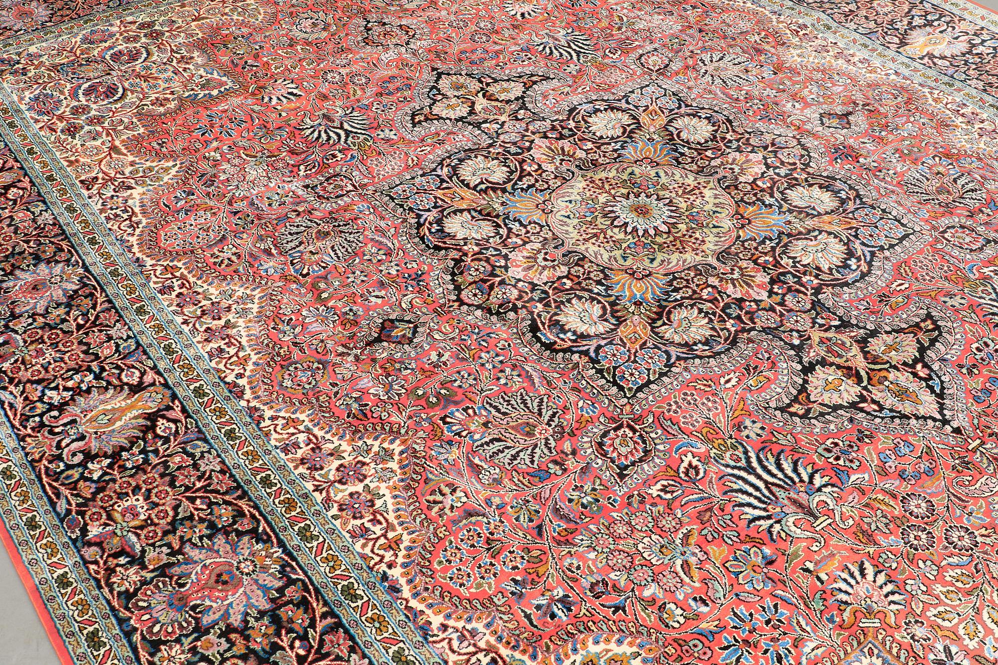 MATTA, Kashmir silke, ca 442 x 306 cm.