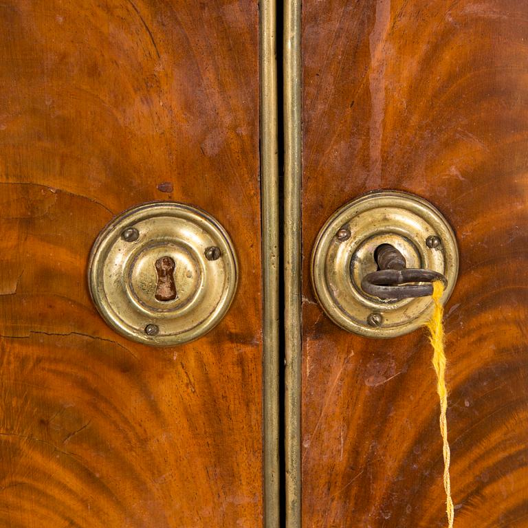 Skåp sengustavianskt, 1800-talets början och slut.