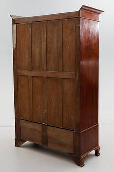 KLÄDSKÅP, 1900-talets första hälft.
