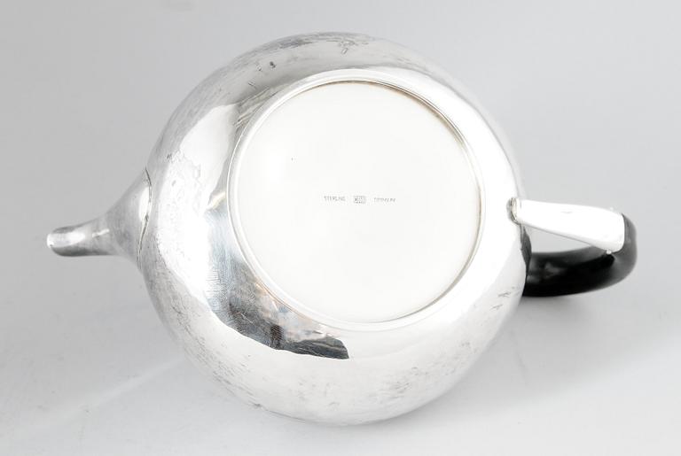 TEKANNA, sterlingsilver, Cohr, Danmark 1900-talets mitt. Vikt ca 663 g.