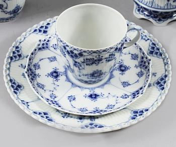 KAFFESERVIS, 30 delar, porslin, "Musselmalet", Royal Copenhagen, 1900-talets andra hälft.