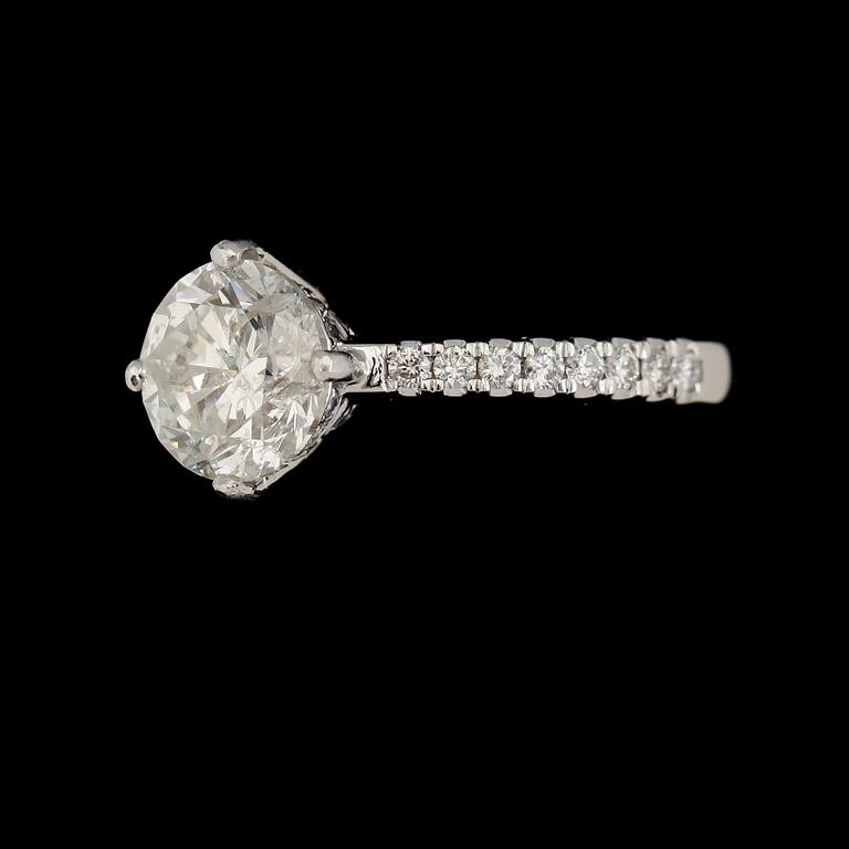 RING, 18K vitguld, briljantslipade diamanter tot ca 2.00 ct.