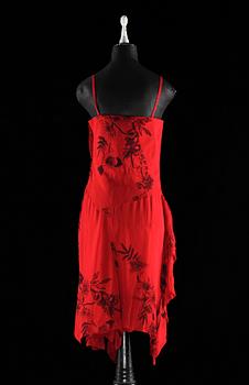 A red cocktaildress by Christian Dior.