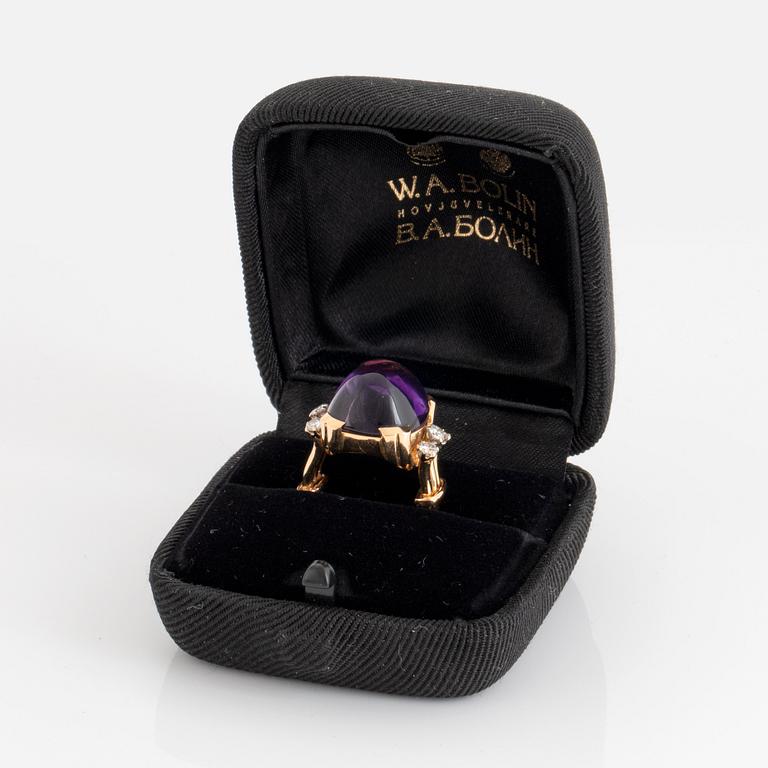WA Bolin ring 18K guld med en cabochonslipad ametist och runda briljantslipade diamanter.