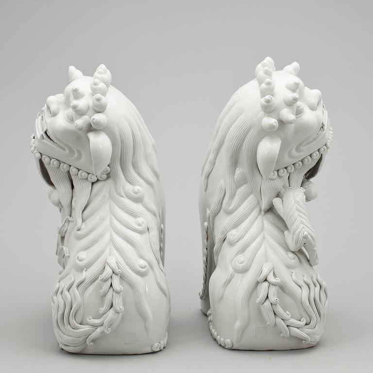 FIGURINER, ett par, blanc de chine. Kina, 1900/2000-tal.