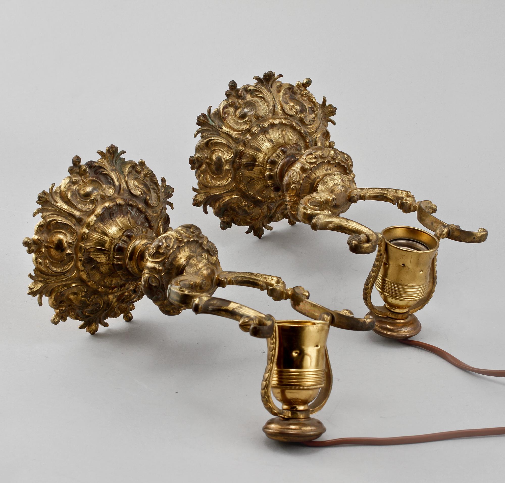 VÄGG-/BORDSLAMPOR, ett par, omkring 1900.