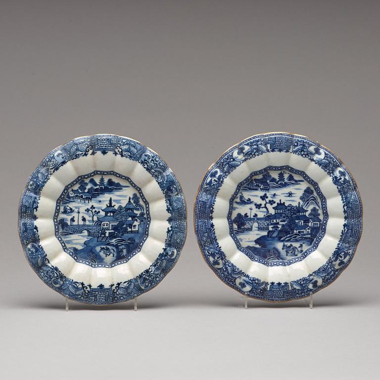 TERRINER med FAT, ett par, kompaniporslin. Qing dynastin, Qianlong (1736-95).