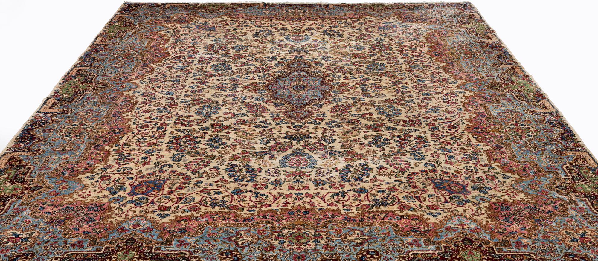 Matta, Kirman, ca 540 x 350 cm.