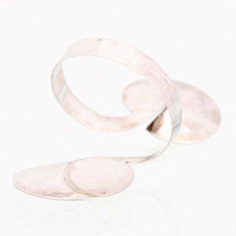 PAULA HÄIVÄOJA, ARMSMYCKE, silver. Helsingfors 1967.