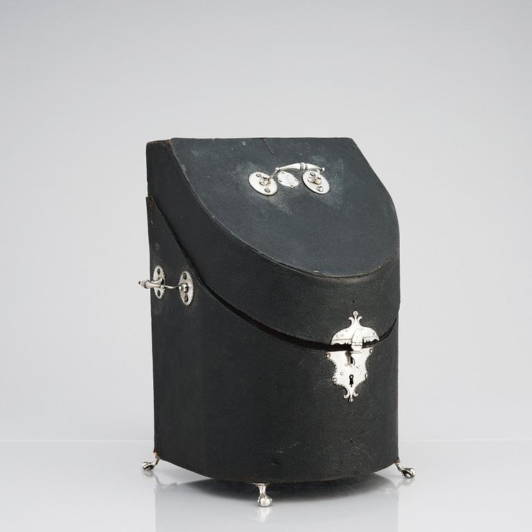 An English 18th century Hanoverian cutlery set with box, parcel-gilt silver, 121 pieces.