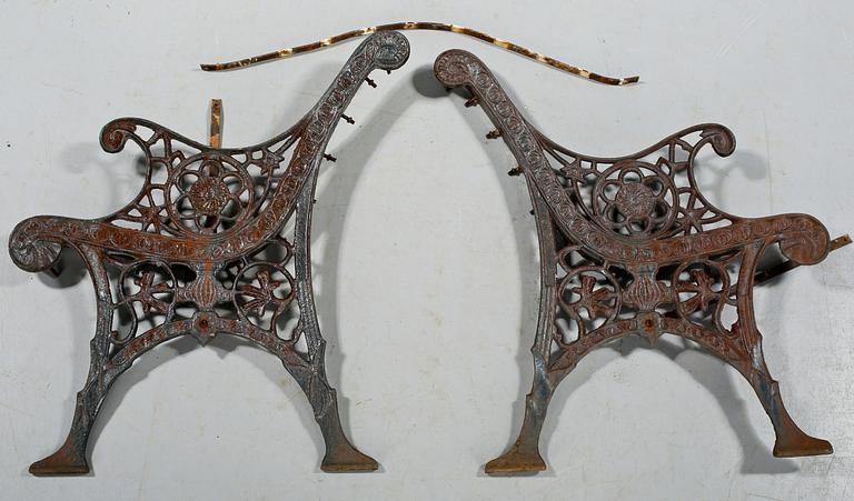 GAVLAR TILL TRÄDGÅRDSSOFFA, ett par, 1900-tal.