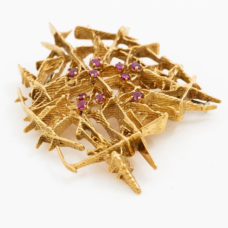 Brosch 18K guld med fasettslipade rubiner.