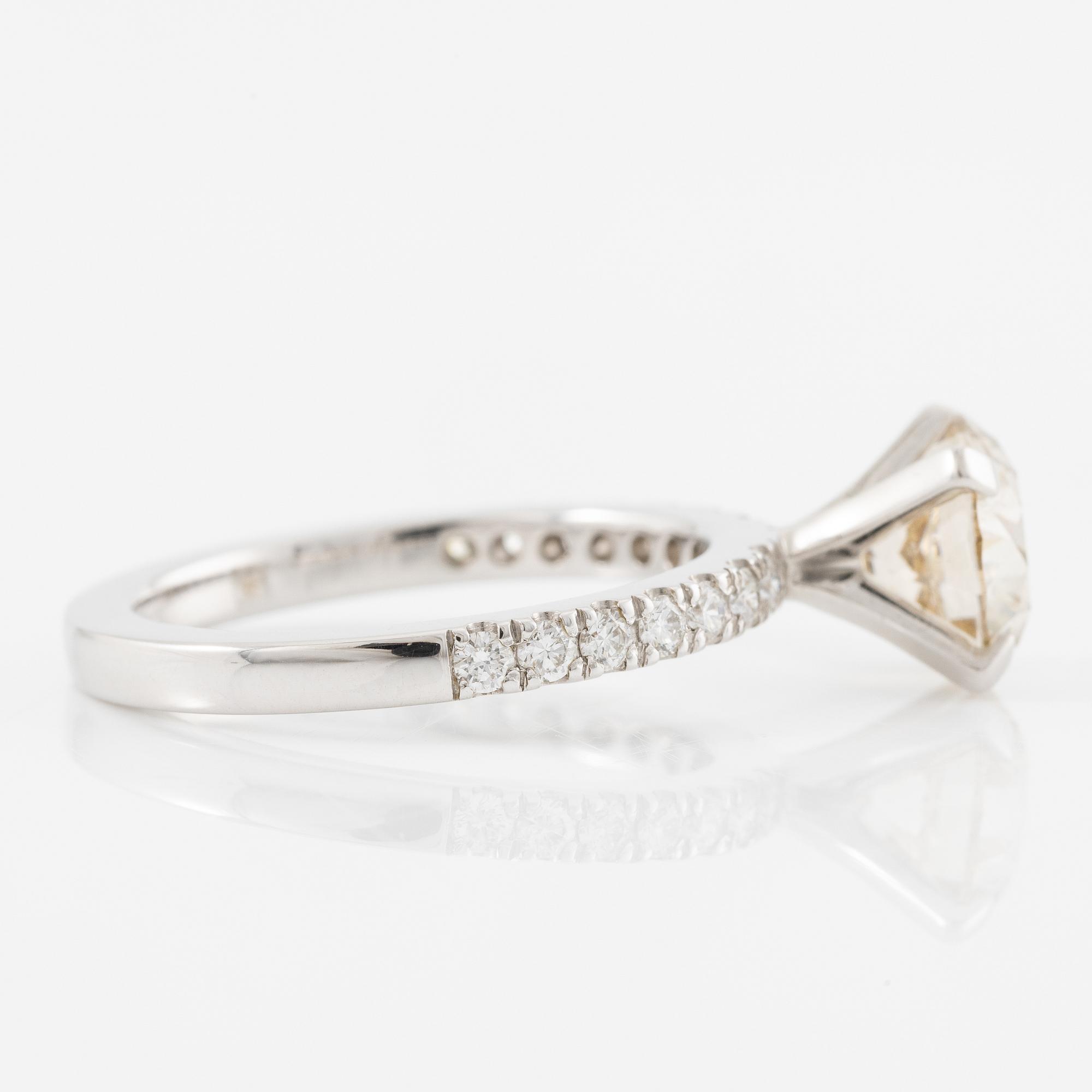 Ring, 18K vitguld med briljantslipad diamant.