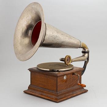 An early 20th Century phonograph.